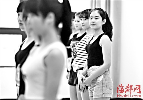 女大学生角逐青运会礼仪志愿者|食谱|膳食