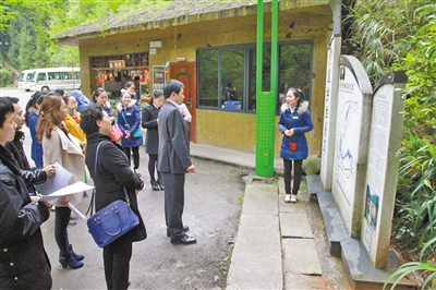 四星导游正在解说服务。