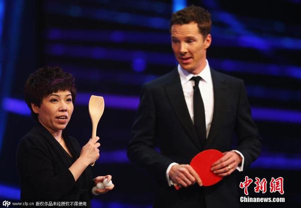 邓亚萍与卷福pk 邓亚萍与卷福PK乒乓球 用饭铲