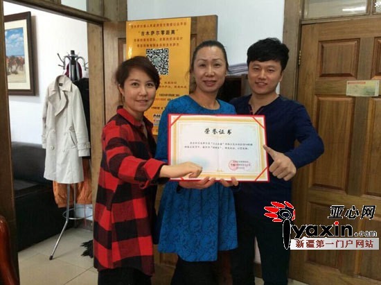 获奖后的“三人组”（图中右一为柯强） 照片由本人提供