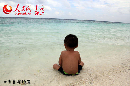 大海边2岁半的沉思者。图片由“青春河边巢”提供。
