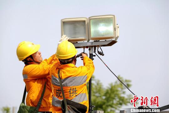 成都铁路局供电段举行防洪应急抢险联合演练|