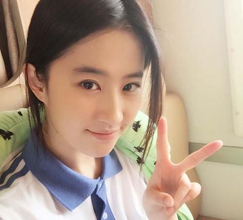 刘亦菲晒淡妆自拍照 着校服清新似高中生|刘亦菲|片场_凤凰娱乐