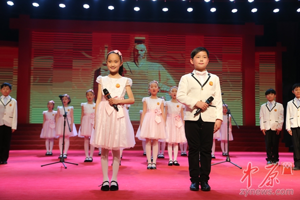 新郑小学生诵读中华文化经典名句 10万本书籍