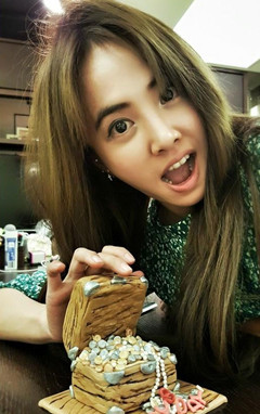 蔡依林穿约会战袍秀蛋糕 素颜被赞颜值高|网友|蔡依林_凤凰资讯