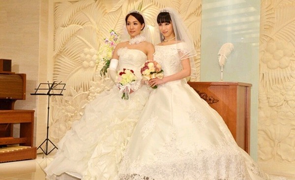 日本女艺人一之濑文香(左)和女演员杉森茜19日举行婚礼(网页截图)