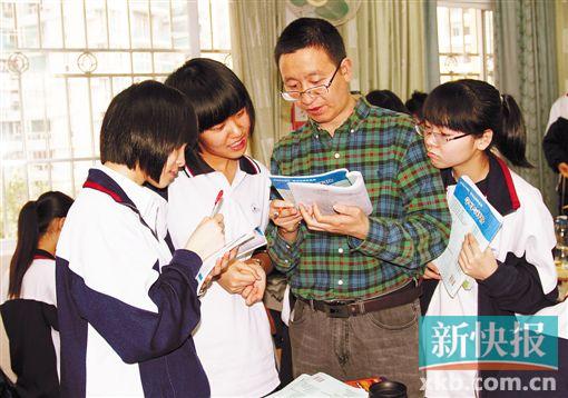 ■广州市铁一中学校长周伟锋和学生在一起。