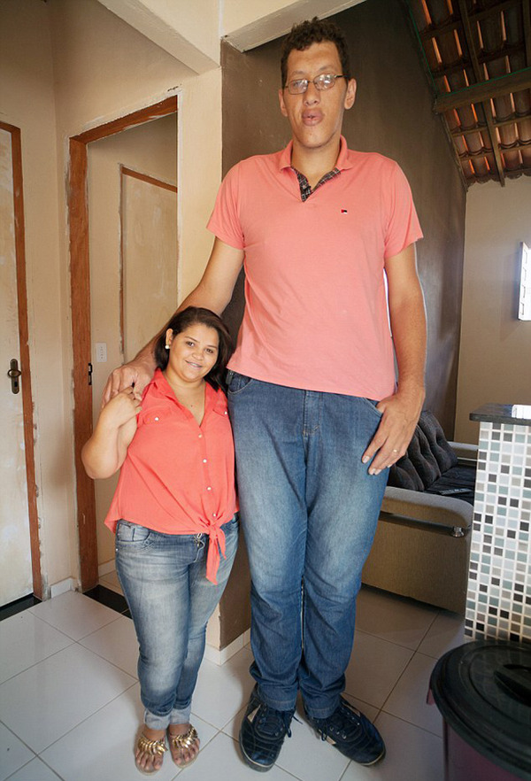 世界第三巨人身高2.3米，最近他将迎娶1.5米新娘。（网页截图）