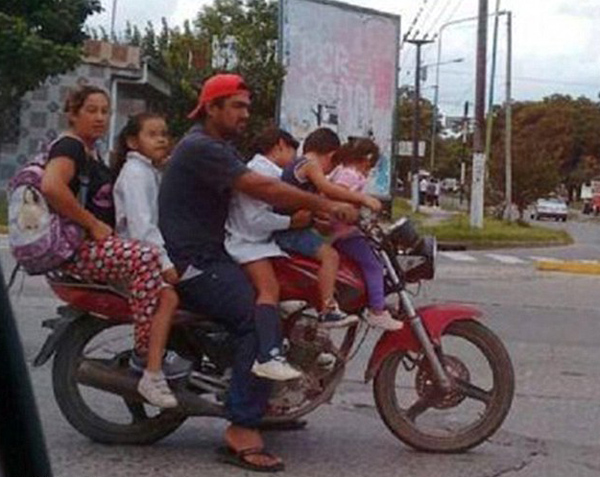 阿根廷六口之家骑一辆摩托 不戴头盔违章驾驶