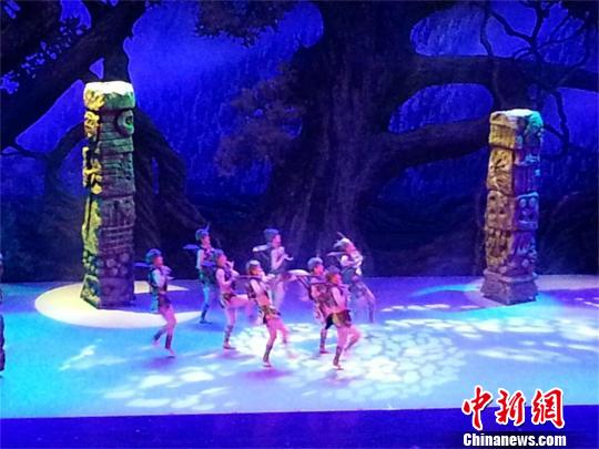 《家住长江边》演出　马芙蓉　摄