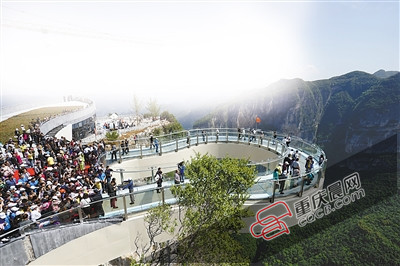 玻璃廊桥悬空700多米 去云阳龙缸体验心跳的感