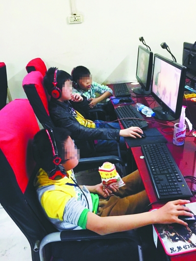 3名少年在网吧上网.