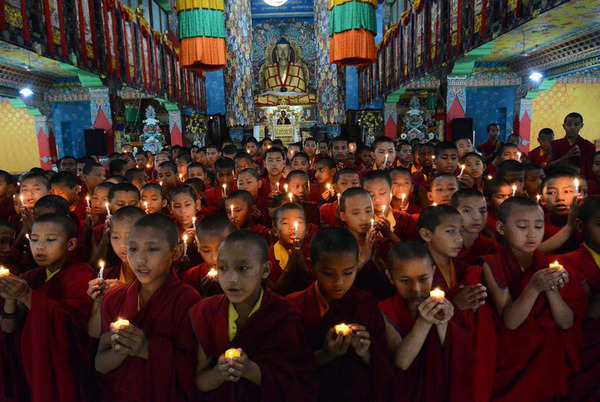 4月26日,尼泊尔小佛教徒在印度佛教圣地菩提迦耶的聚藏寺(tergar