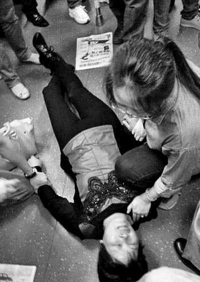 安阳籍女医生深圳地铁救晕倒乘客 称是医生的