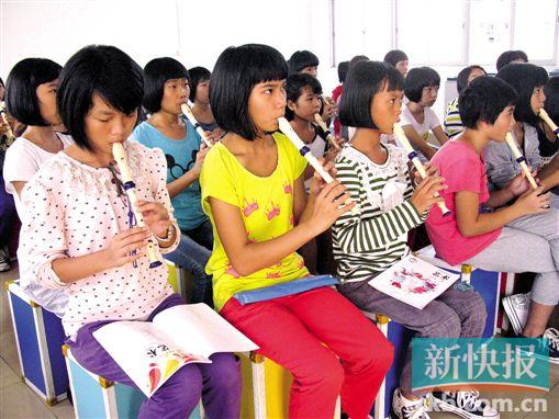 ■正果中学学生在演奏乐器。