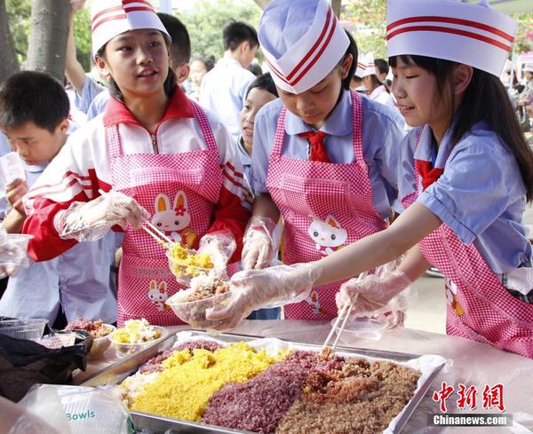 4月28日,广西柳江县壮语文学校附属小学举办"壮乡美食伴我成长"美食节