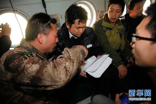 军用直升机打通空中生命通道|直升机|起飞_凤凰