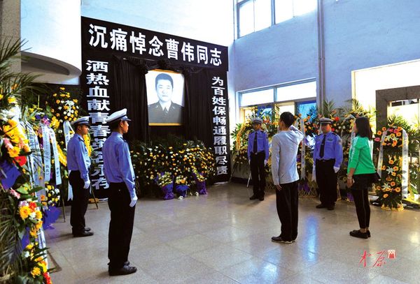 不断有市民自发到曹伟的灵堂前悼念他