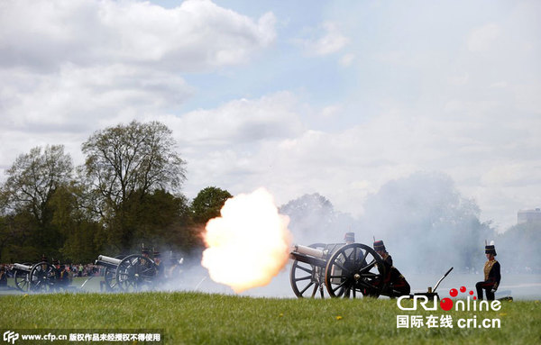 英国鸣响41声皇家礼炮 庆祝小公主诞生(高清组