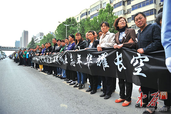 市民自发为曹伟送行