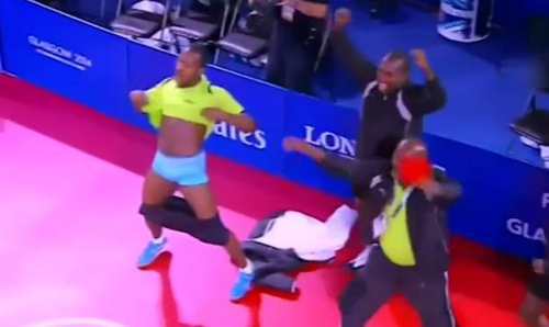 争议庆祝动作:博哈尼辱国奥 张继科踢坏广告牌