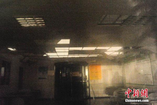 广州奥体羽毛球馆顶棚因暴雨坍塌|广州|天河区