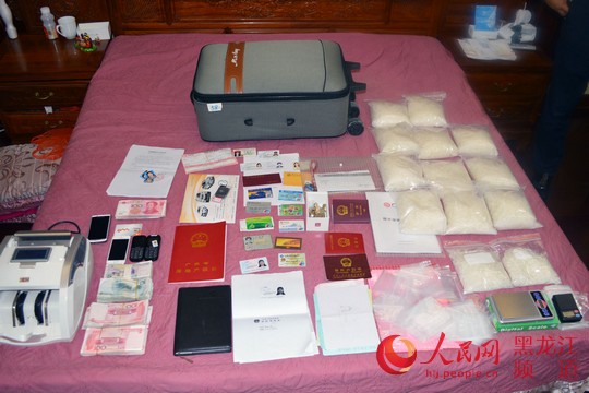 警方缴获的部分毒品毒资等物品。