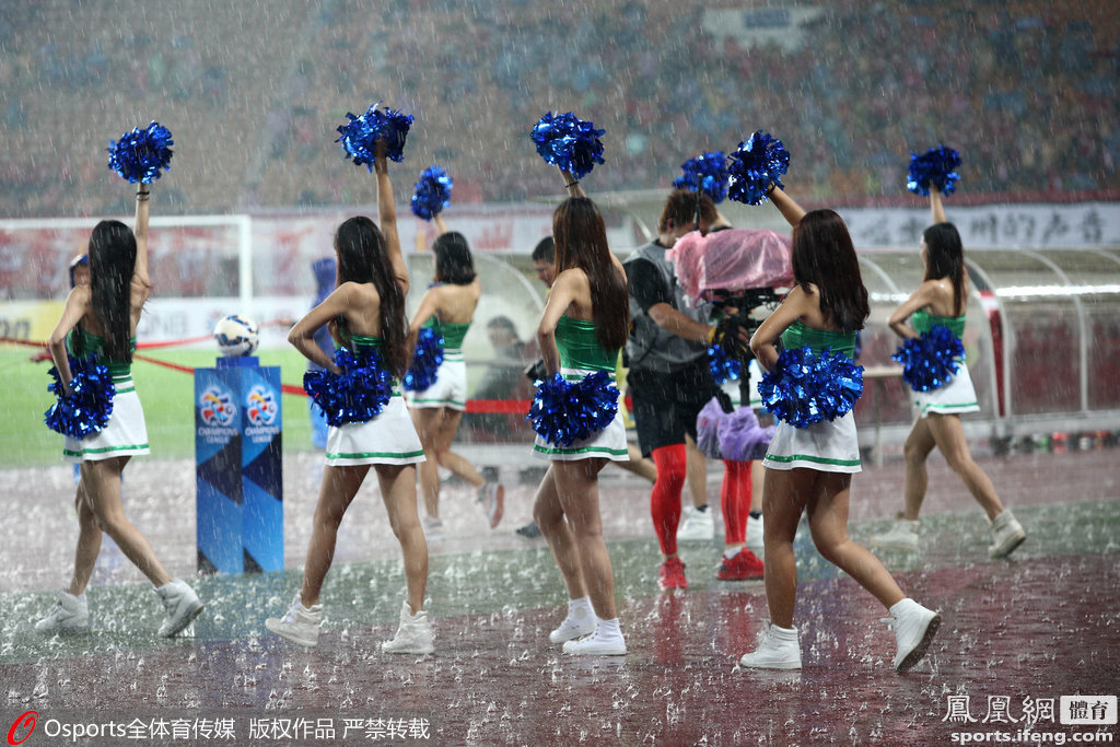 恒大赛前突降大雨 足球宝贝雨中起舞