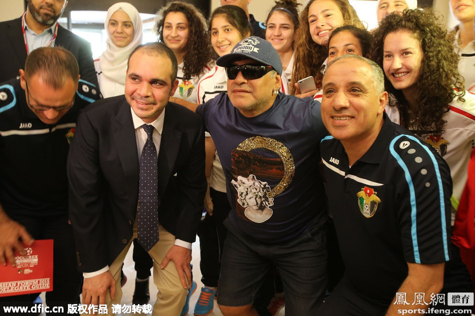 马拉多纳与各国政要 是查韦斯挚友给卡斯特罗