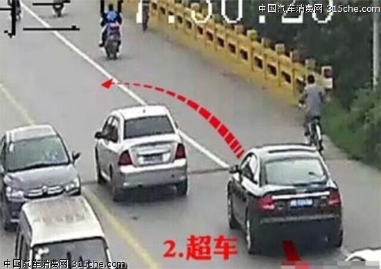 事故车从右侧超车,这时碰瓷党2号骑着自行车突然窜出,一头撞向正在
