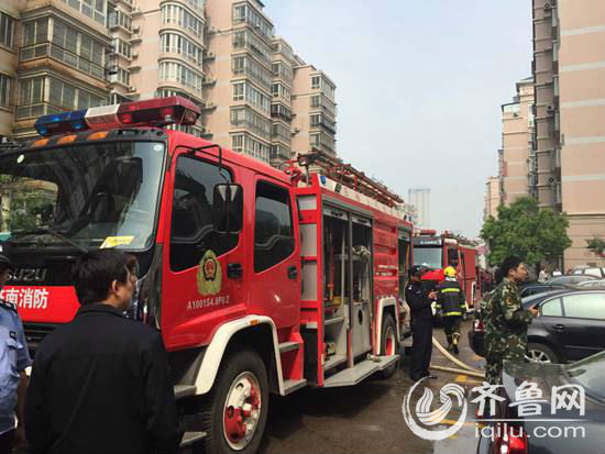 济南窑头小区居民楼起火 15辆消防车百名官兵