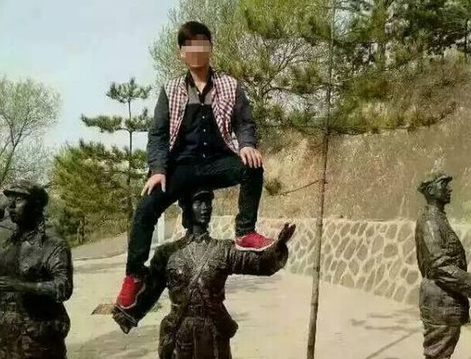 旅游局官网曝光不文明游客 爬红军雕塑者被点