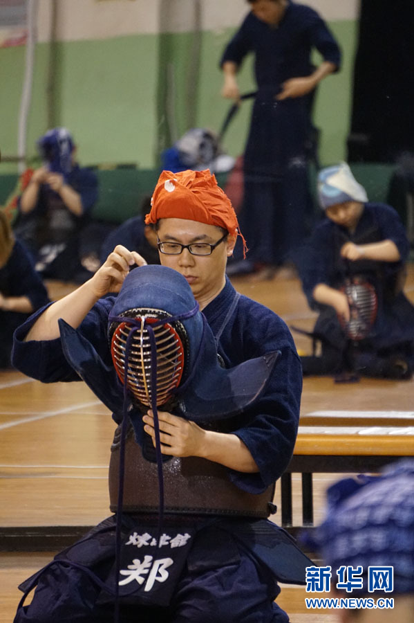 剑道练习者穿戴头部护具（新华网 李大超 摄）