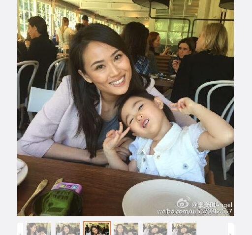 李小鹏妻子晒与女儿合照 奥莉比剪刀手卖萌(组