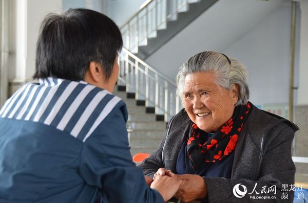服刑人员段某与80岁母亲会面。牟海微 摄