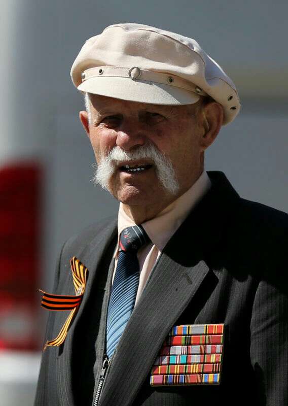 （仅佩绶带的老兵，新华社记者马占成摄）