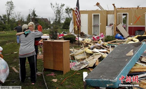 龙卷风袭击美国得克萨斯州东北部 致2死43伤|