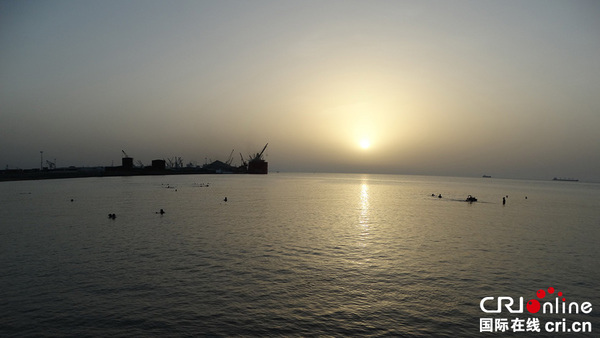 吉布提港落日 王新俊 摄