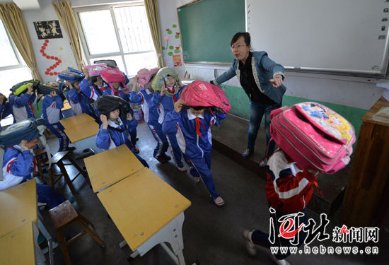 防灾减灾日:邯郸沁河小学演练地震疏散|减灾|防