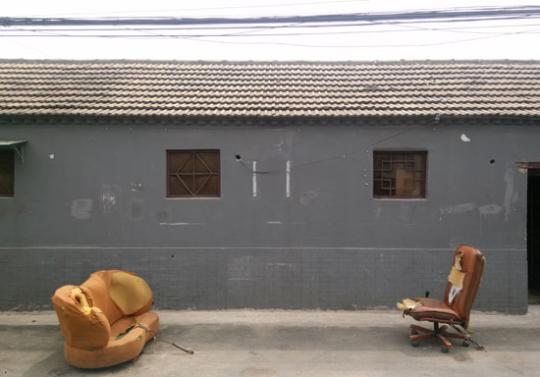 有人把沙发和椅子锁在路边占私家车位|胡同|北京市