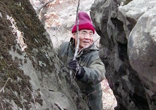 ▲高永新踏访墙缝战斗遗址。