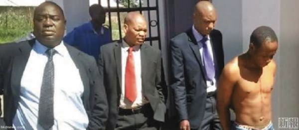 恩杜纳（右）承认杀害女子后，吸干她们身上的血。图片来源于网络