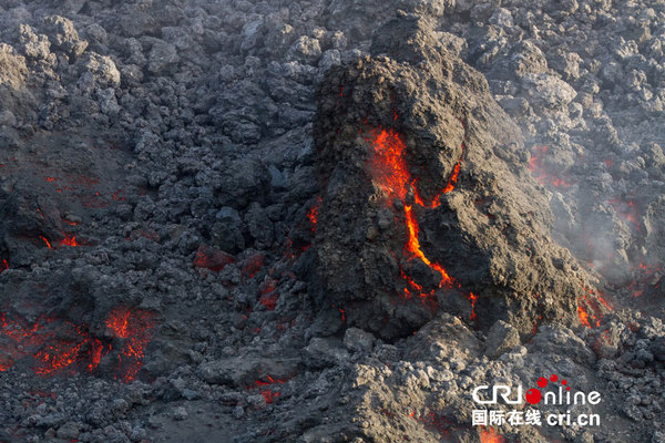 　　当地时间2015年5月16日，意大利埃特纳火山喷发，熔岩涌动。图片来源：barcroftmedia/CFP
