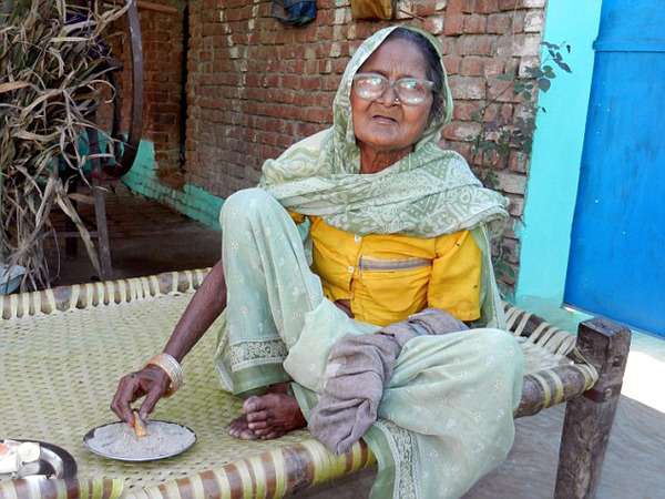 印度老太每天吃2斤沙子 坚持80年身体健康(1\/
