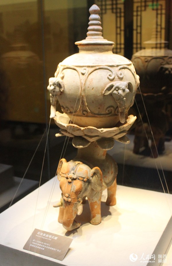 彩绘象座塔式罐。刘冰 摄