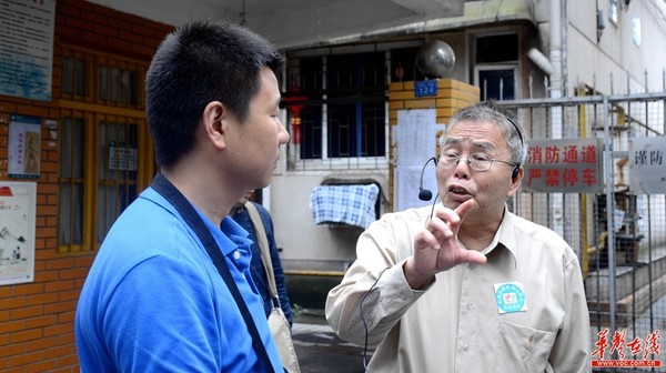 李祖鹏先生（右者）在讲解其舅舅葛先才将军如何死守冬瓜山阵地。