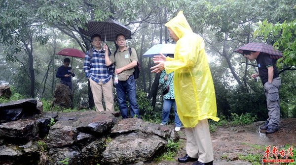 李祖鹏先生向志愿者解说炮兵阵地对长沙大捷的重要意义。