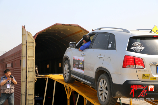 带着汽车乘火车 郑州首趟 火车托运汽车 专列发