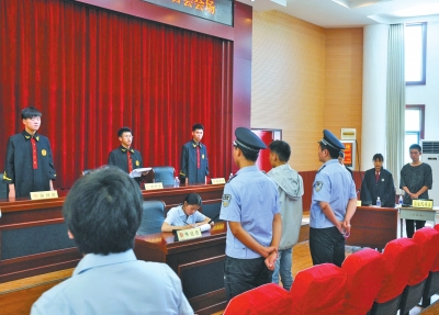 模拟法庭进校园学生当起法官、检察官|中院|审