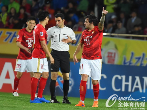 黑衣法官争议多 盘点中国足球遭遇的苦主裁判